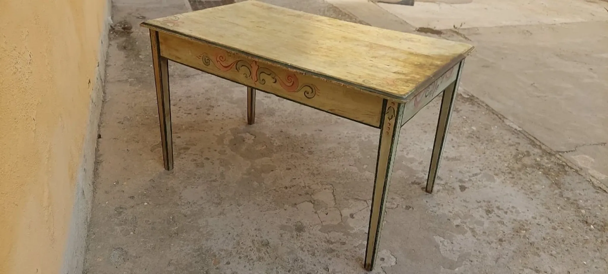 Lacquered wooden writing table, lacquered and painted, 18th century. Tuscan.