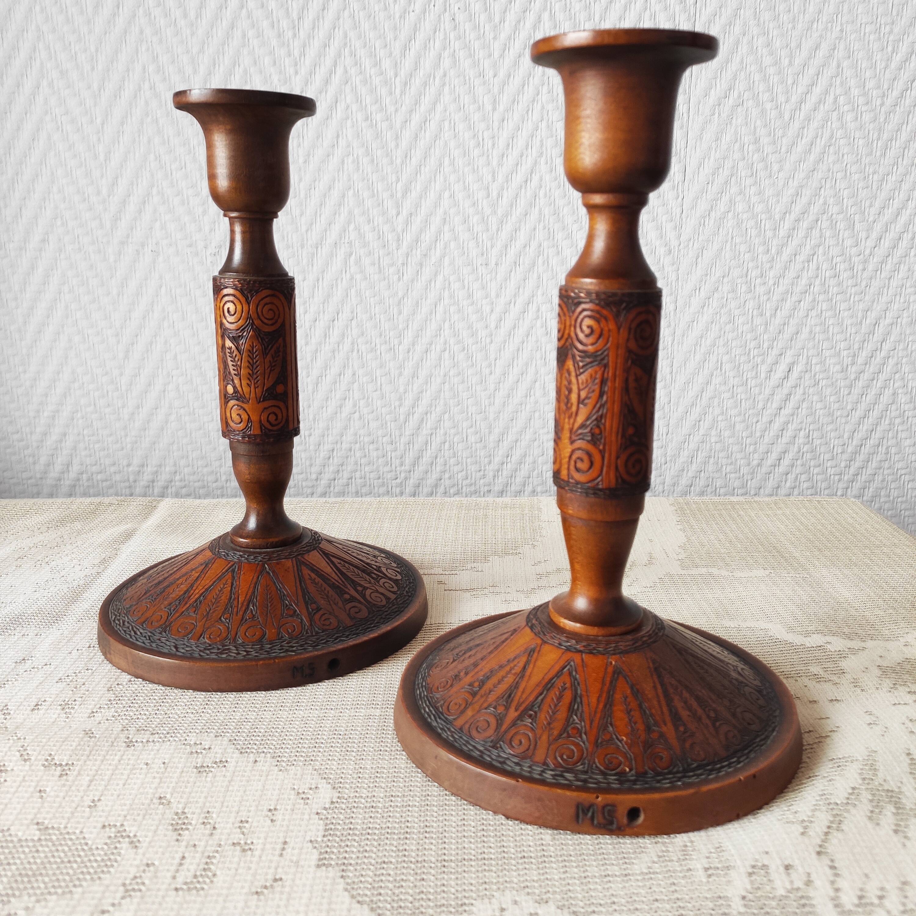 Paire de bougeoirs en bois sculpté