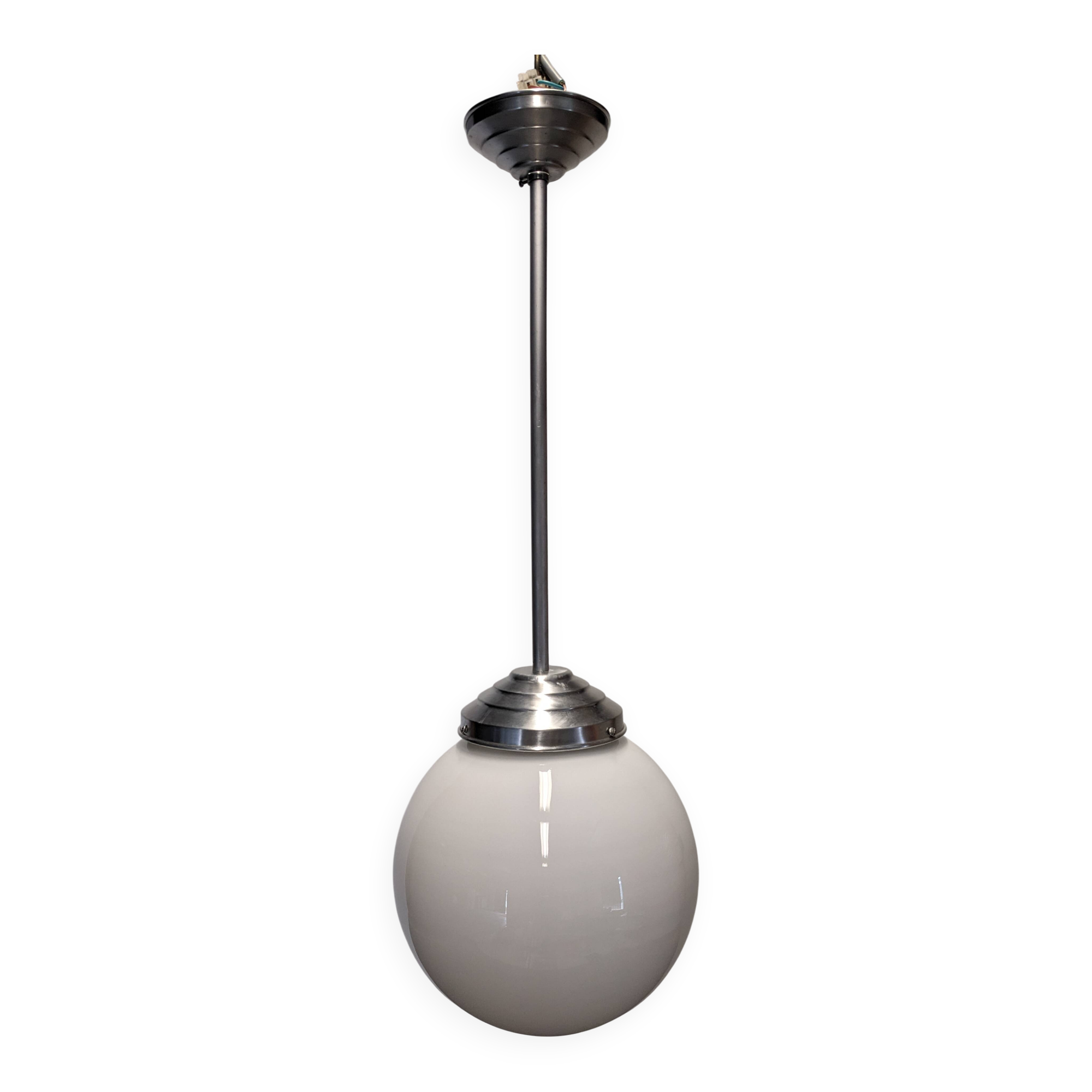 Suspension boule XL Art déco en opaline blanche, France vers 1920