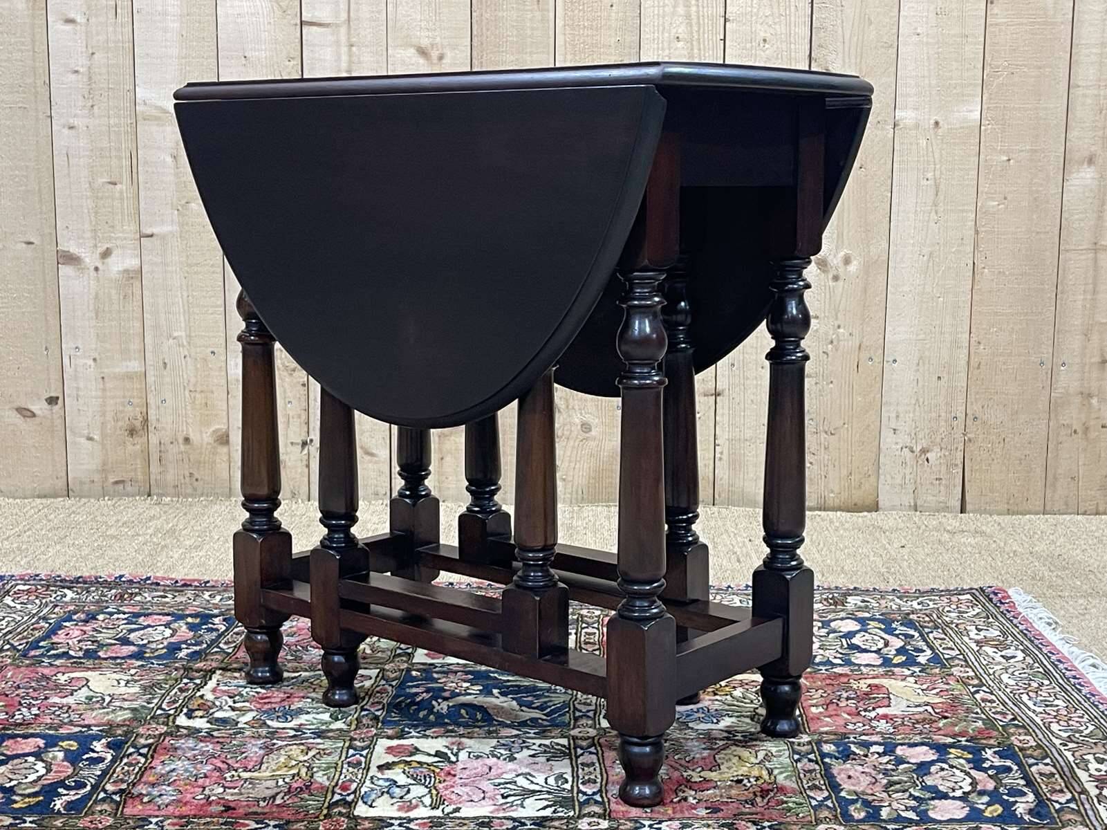 English gateleg in mahogany, work early 20th century