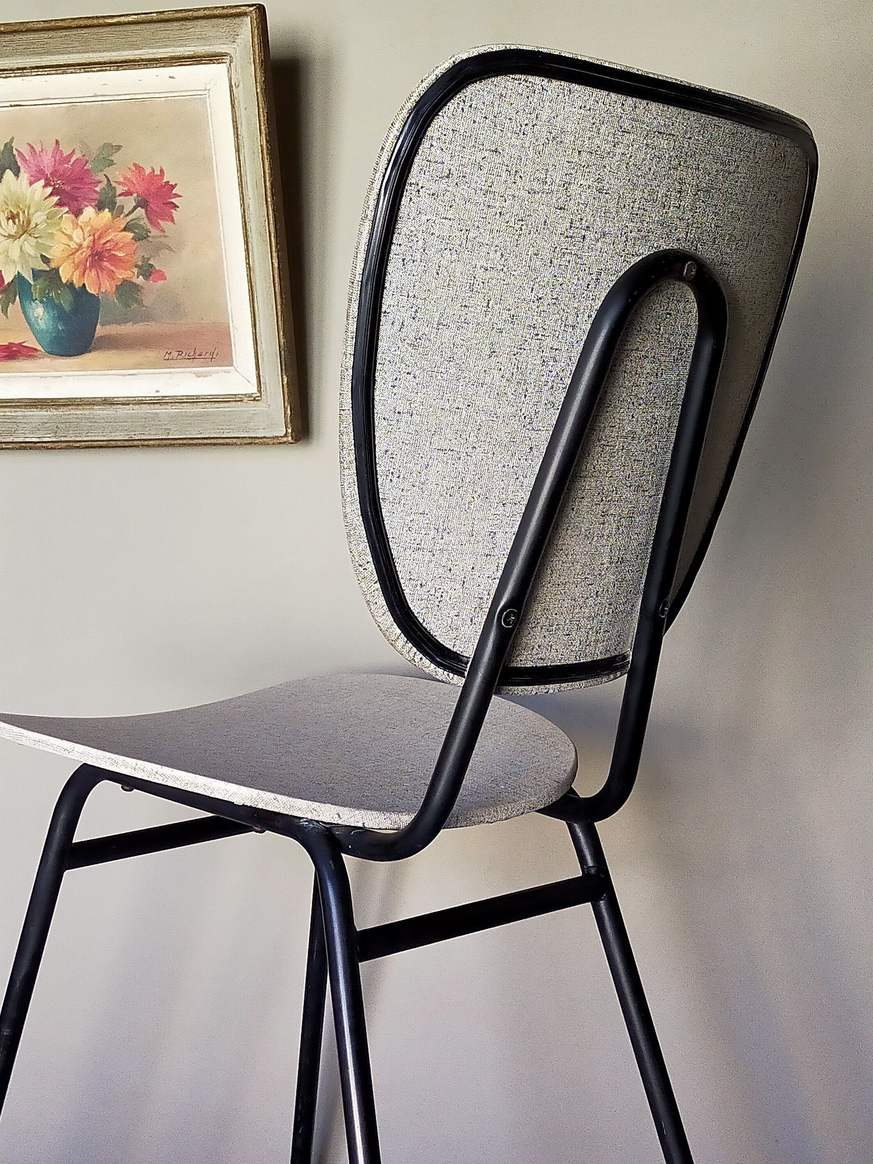Chaise skaï moucheté et pieds tubes de métal noirs années 50