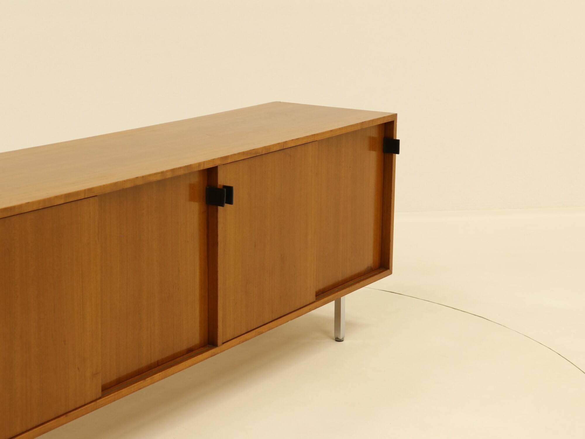 Buffet de style Mid-Century signé Florence Knoll pour Knoll International