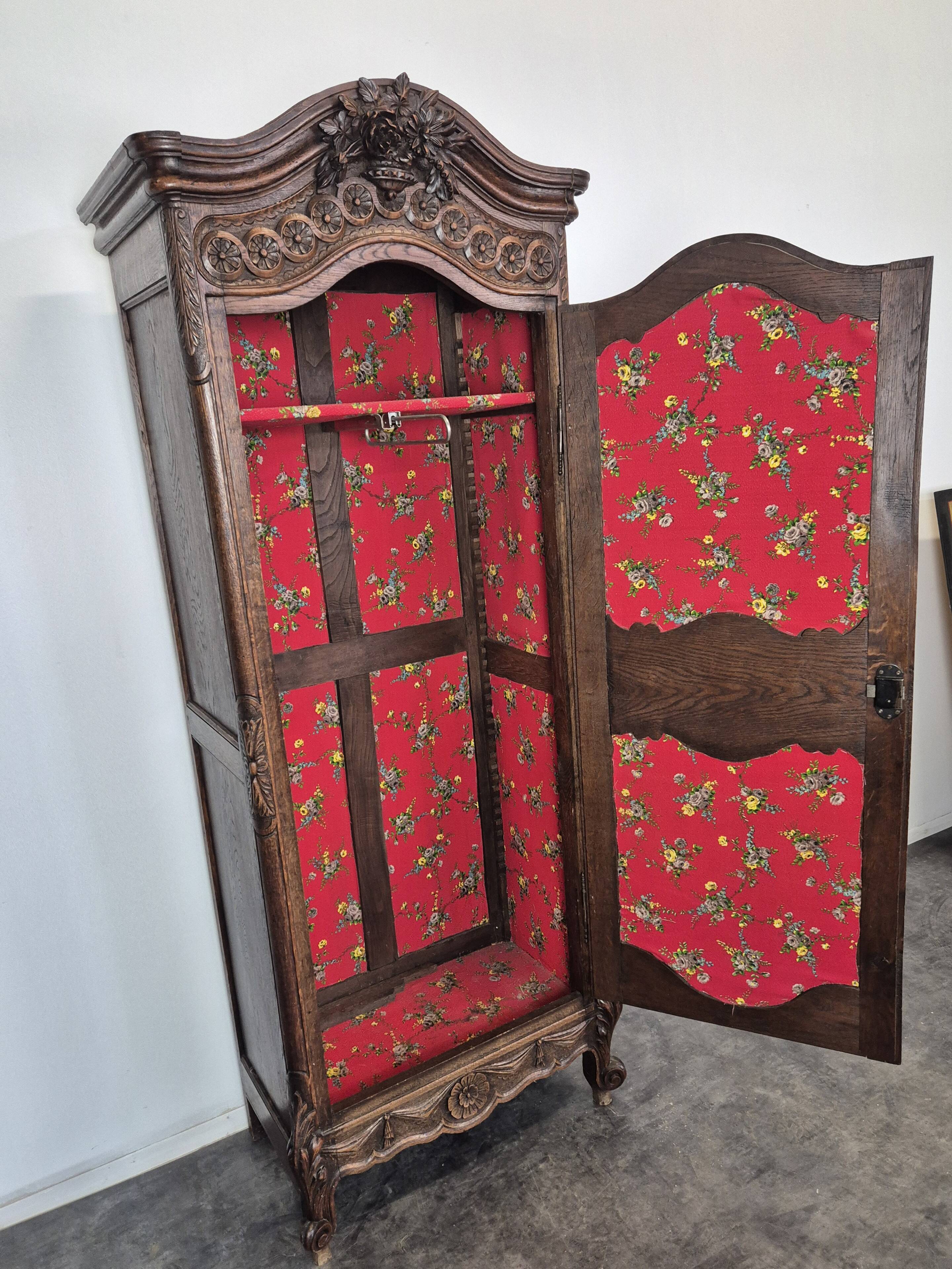 Norman bonnetière carved in solid oak