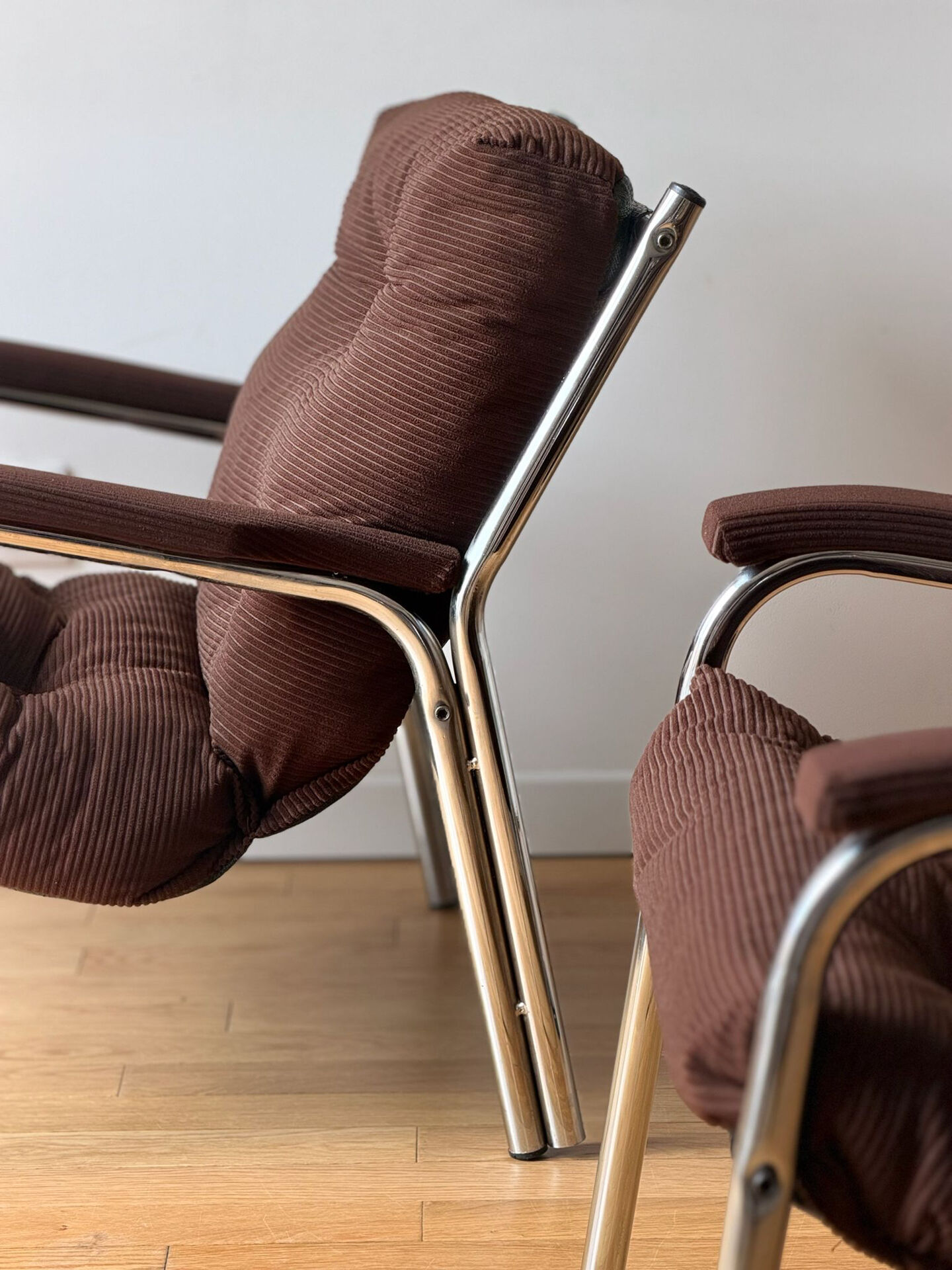Lot of 2 vintage 1970s armchairs.