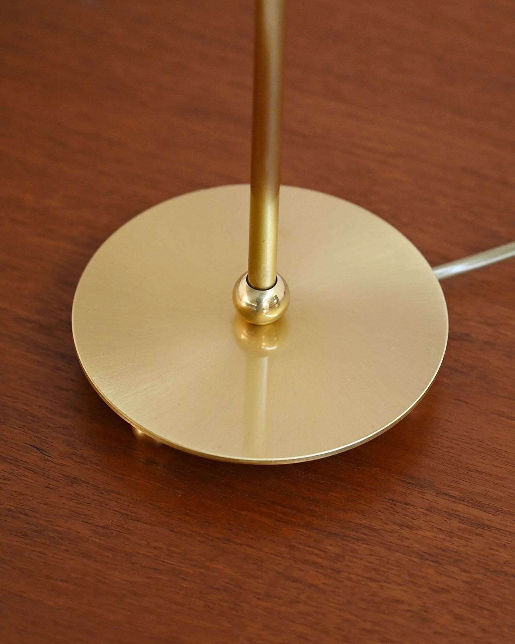 Lampe de table en laiton avec abat-jour plissé, années 1950