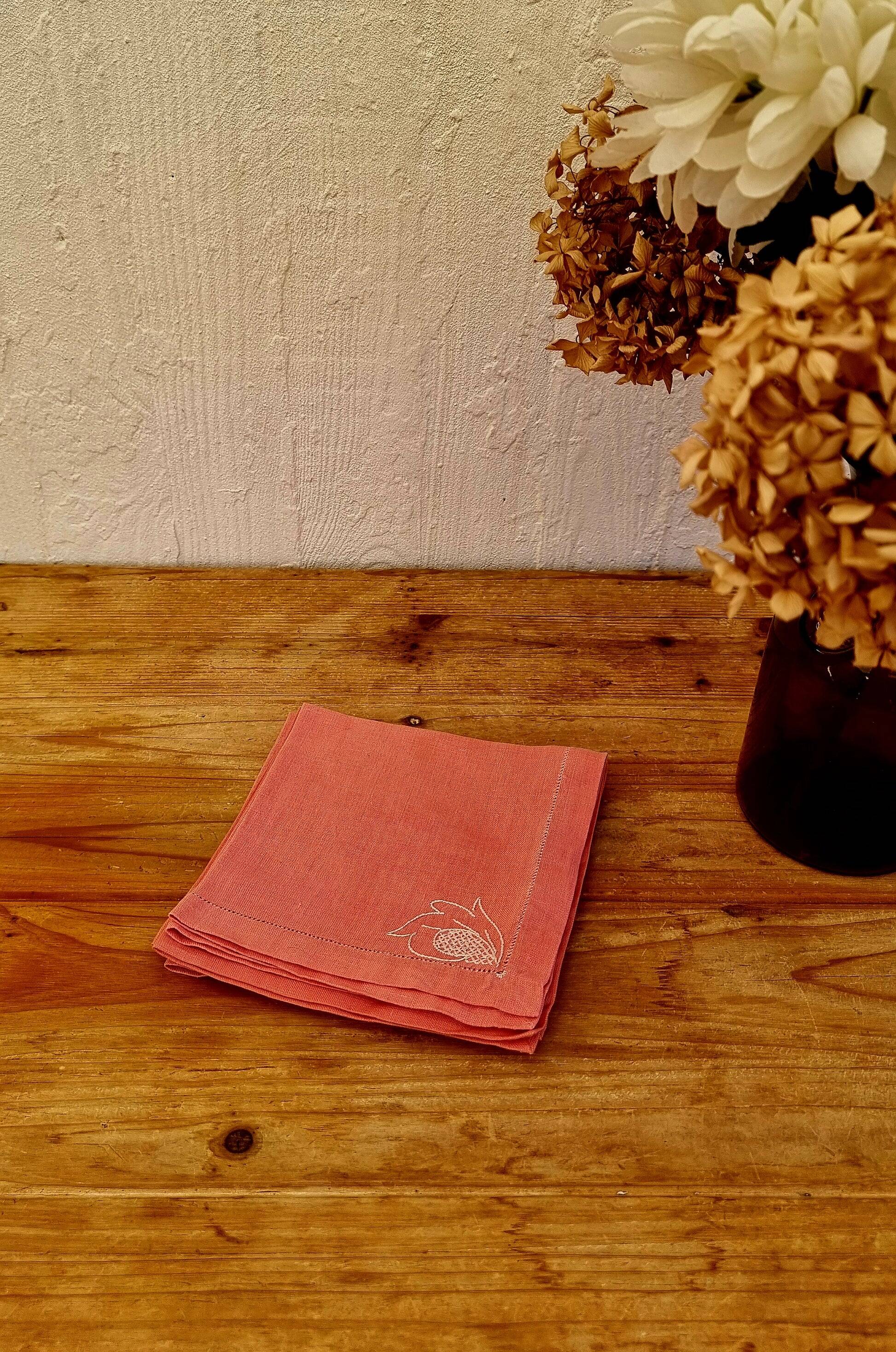 Lot de 4 serviettes de table roses brodées
