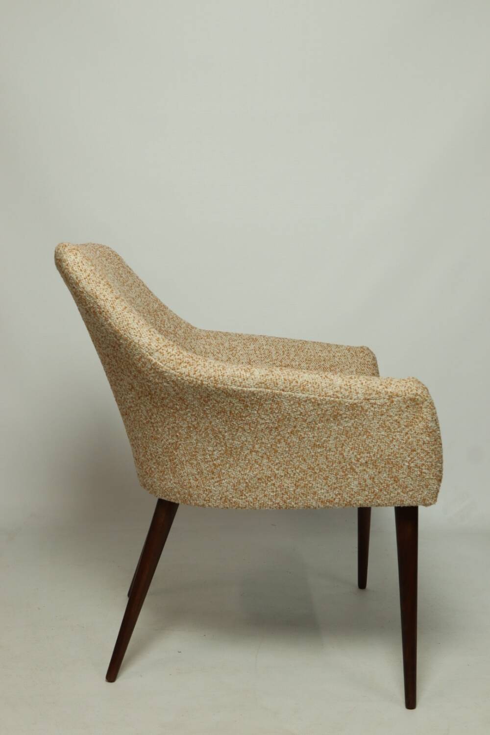 Modern fauteuil en bois orange polka dot bouclé tissus 1960 cocktail fauteuil de salon