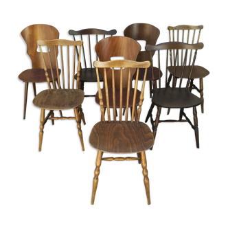 Chaises de bistrot depareillées
