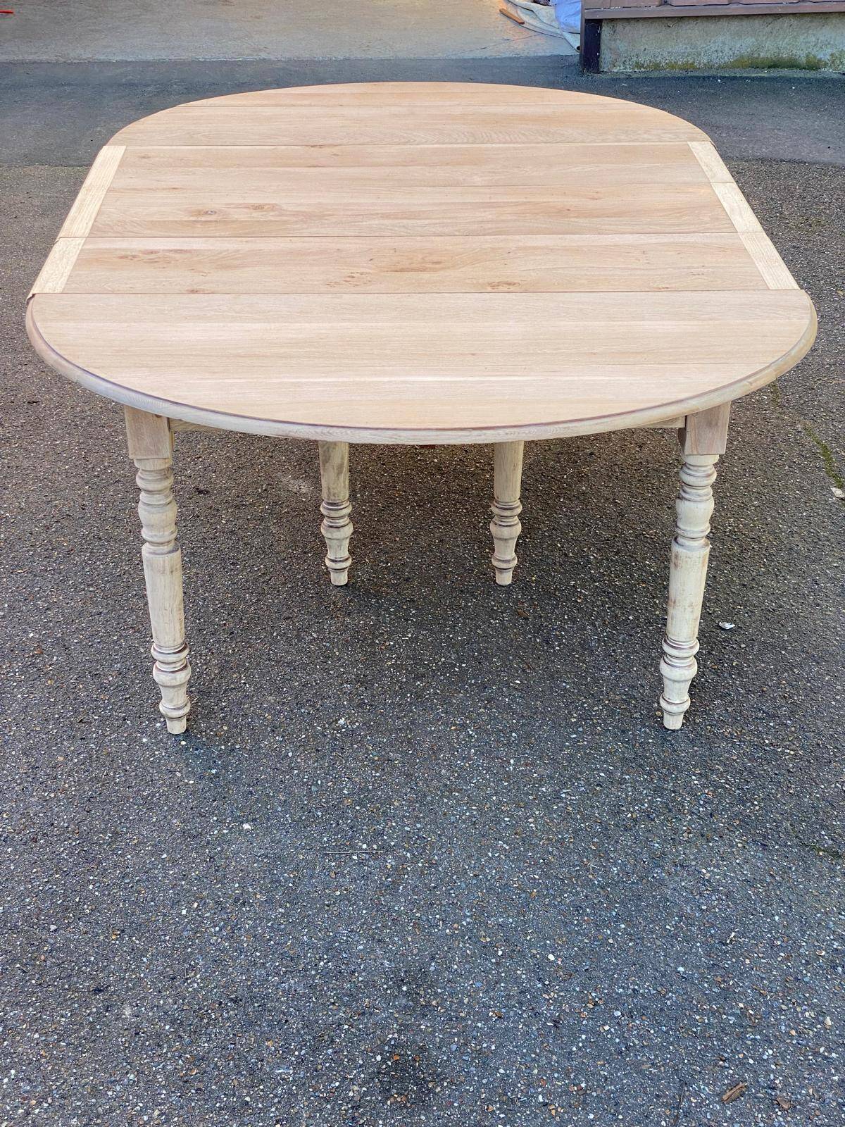 Louis Philippe round extendable dining table with renovated leaves and 4 extensions.