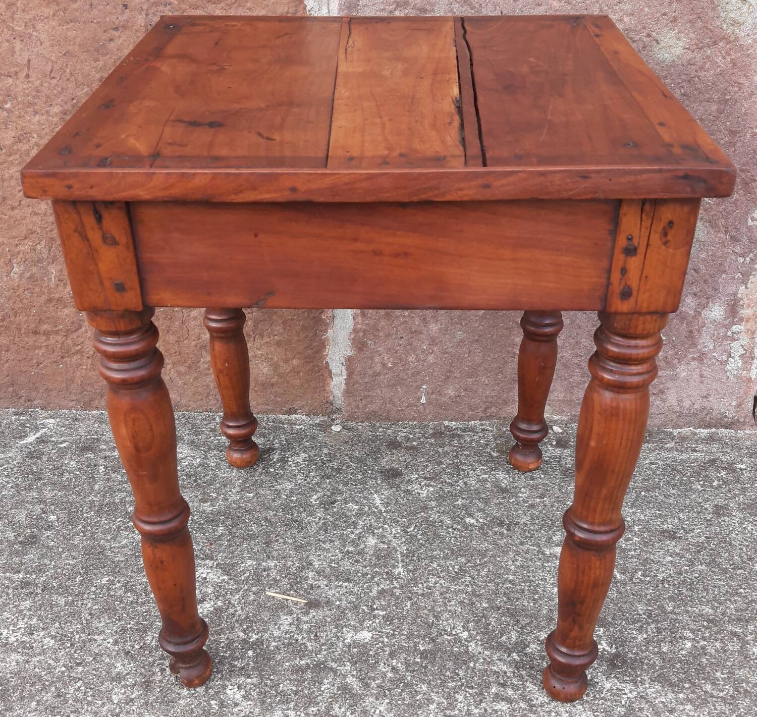 Coffee table or bedside table in wood. (With drawer)