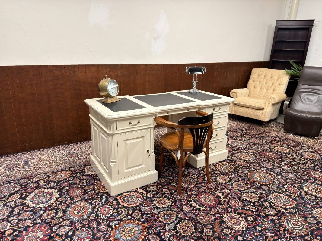 Bureau Chesterfield classique crème anglais