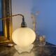 Baladeuse avec globe vintage en opaline