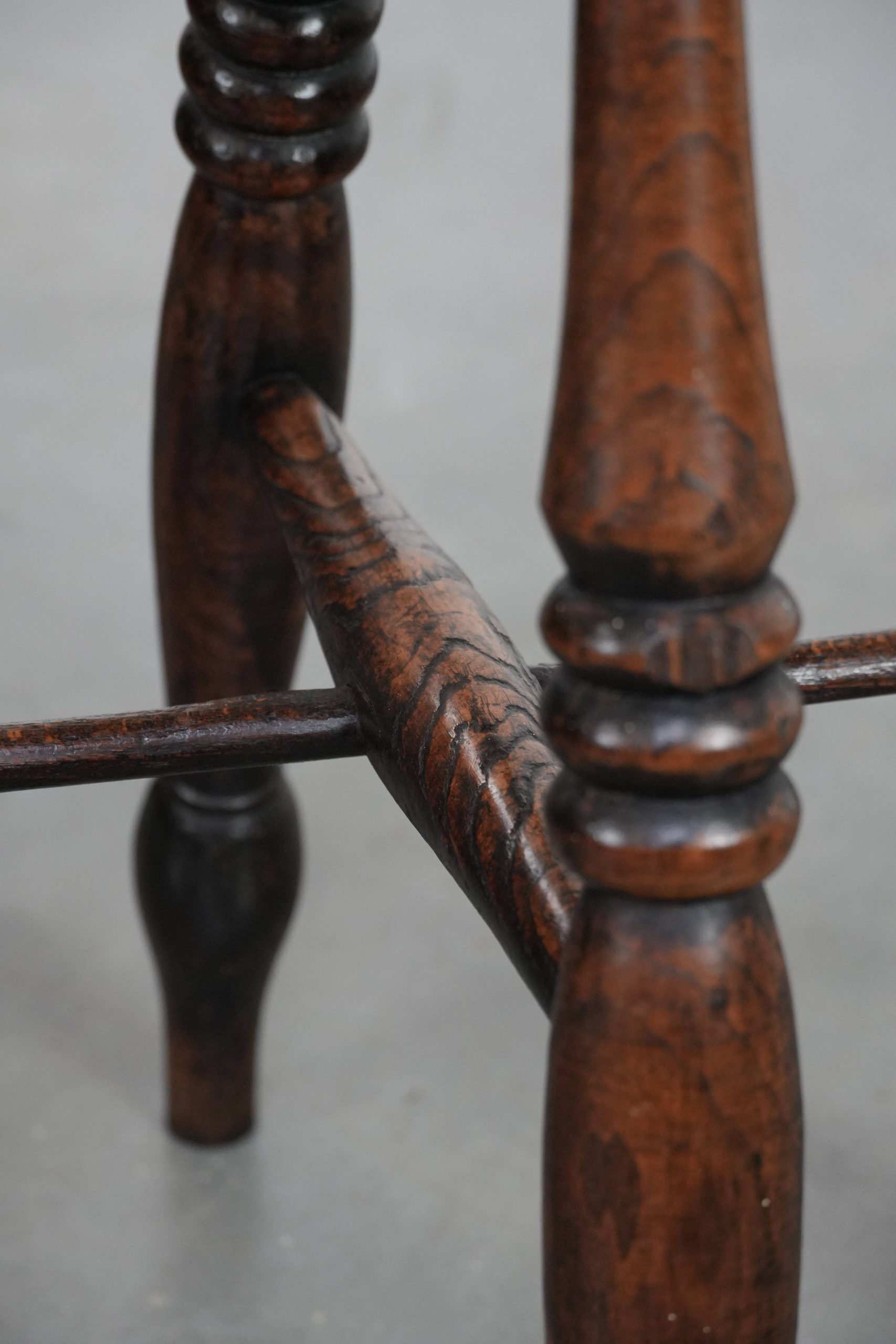 Ensemble de deux tabourets Windsor anglais anciens et intemporels du XVIIIe siècle, présentant une superbe patine.