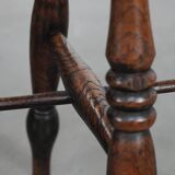 Ensemble de deux tabourets Windsor anglais anciens et intemporels du XVIIIe siècle, présentant une superbe patine.