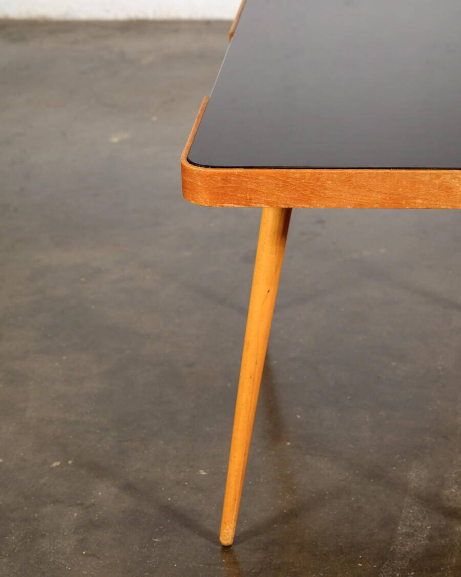 Table Jiroutek