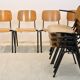 Banc d'école composé de 4 chaises empilables en contreplaqué industriel par Marko Holland