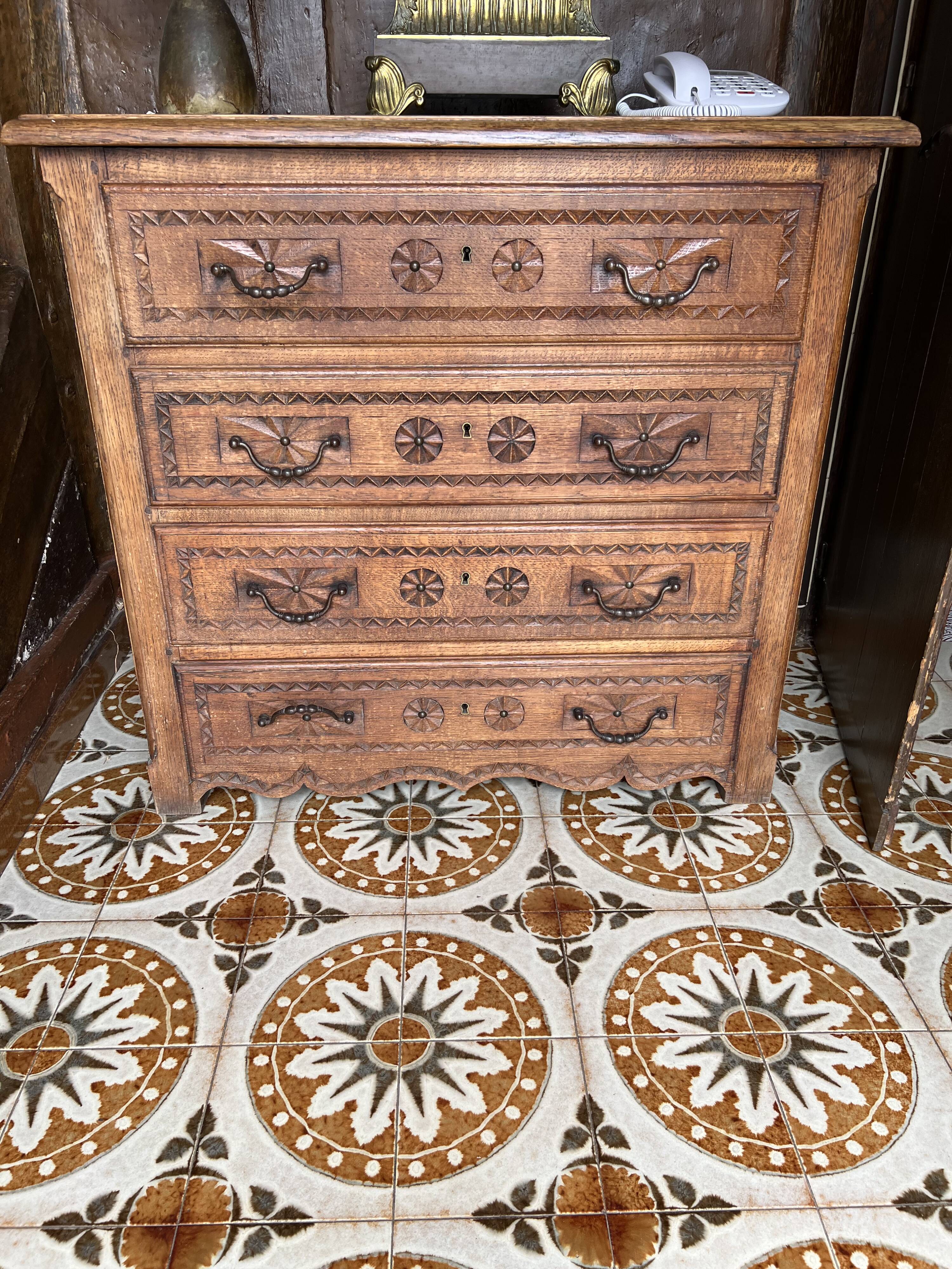 Commode en chêne de style breton 4 tiroirs