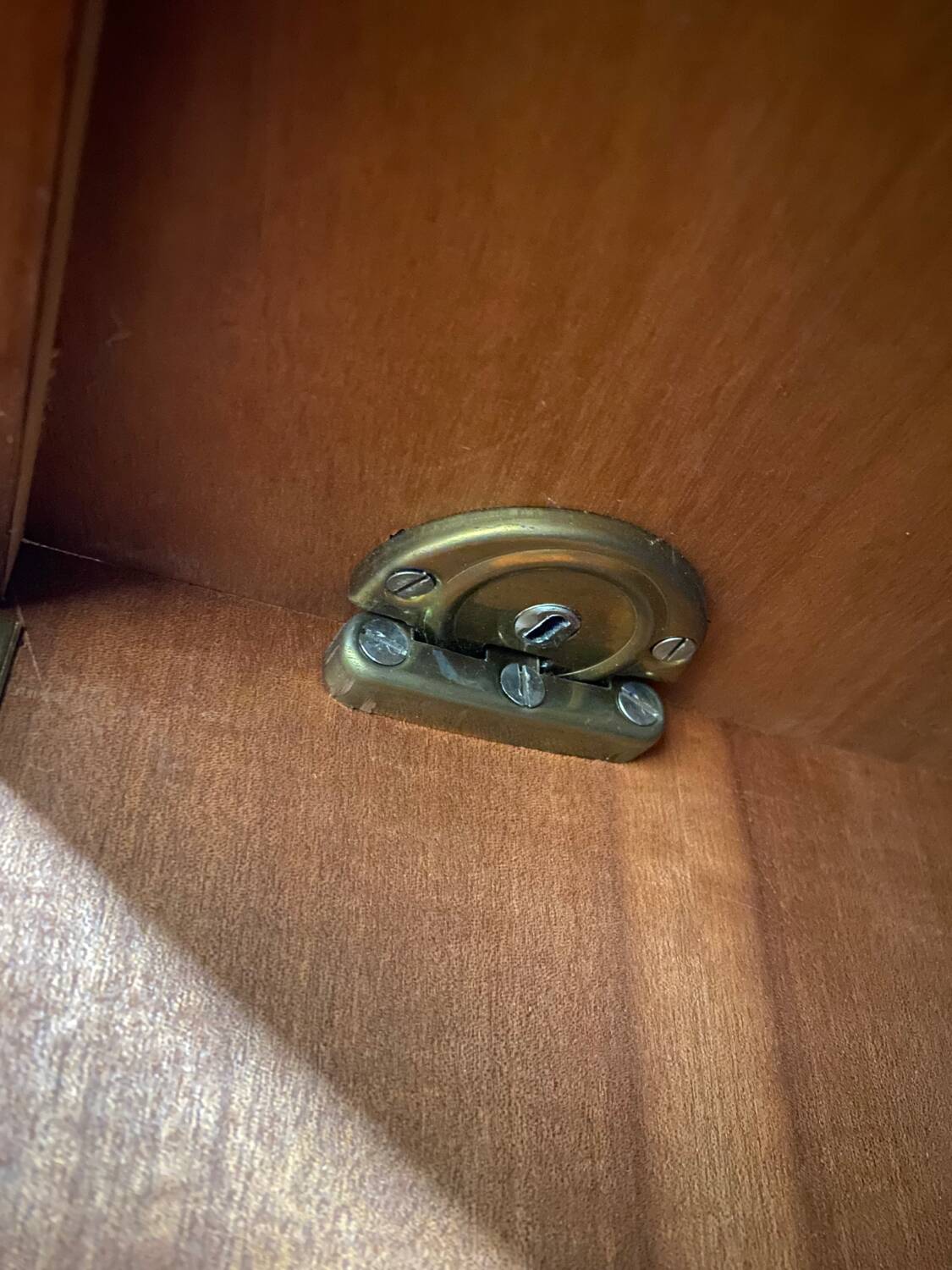 Armoire vintage pieds compas