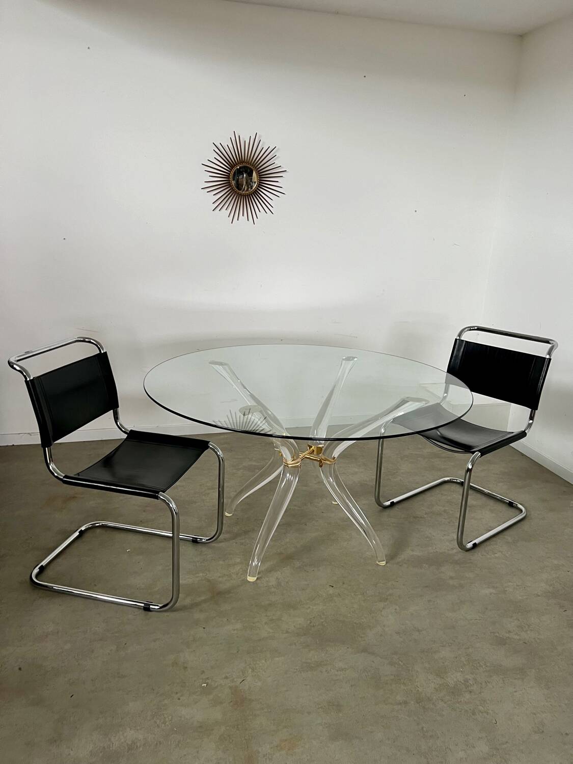 Venice model round dining table from Madelia by Paris Altuglas foot