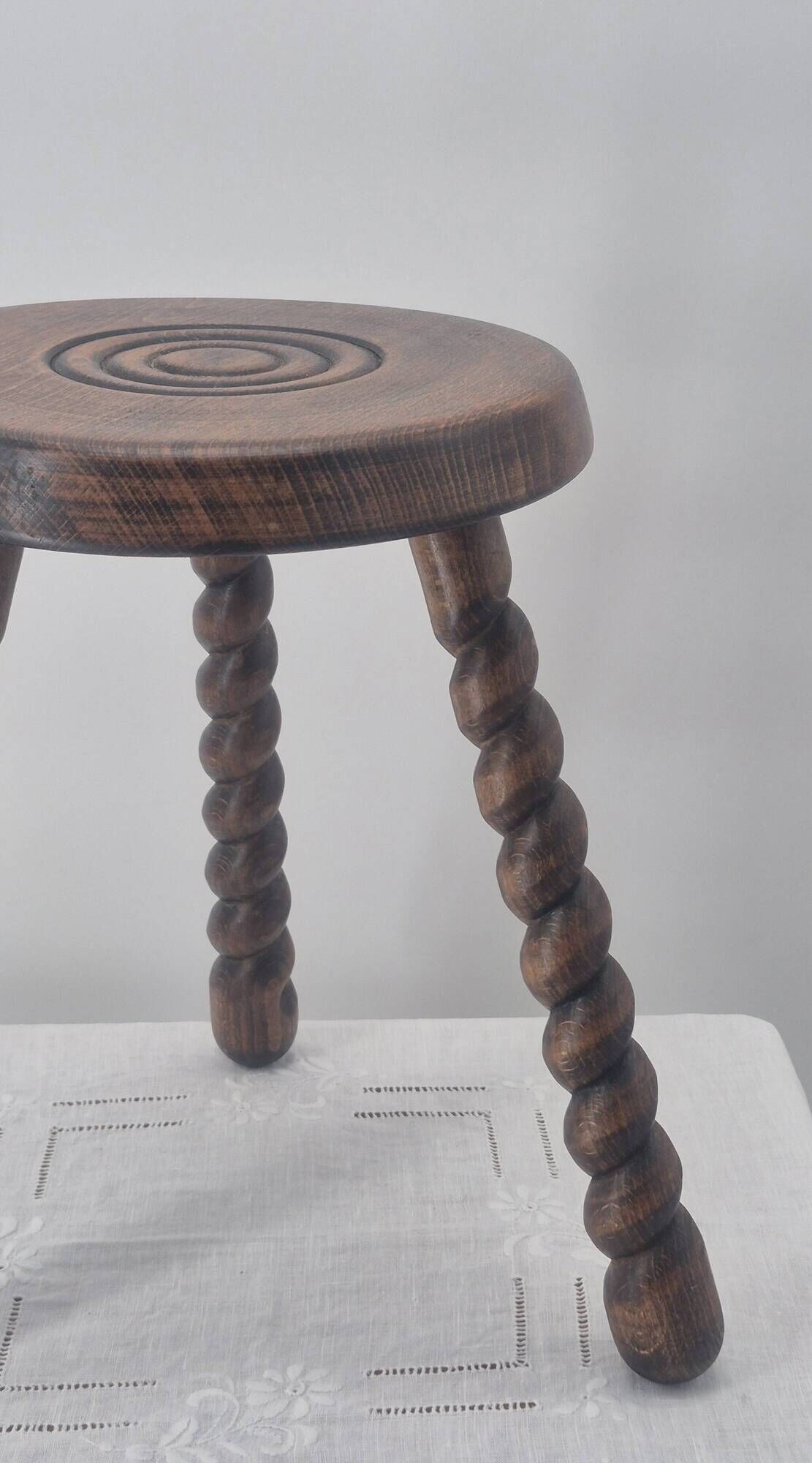 Tabouret brutaliste tripode en bois massif tourné