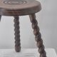 Tabouret brutaliste tripode en bois massif tourné