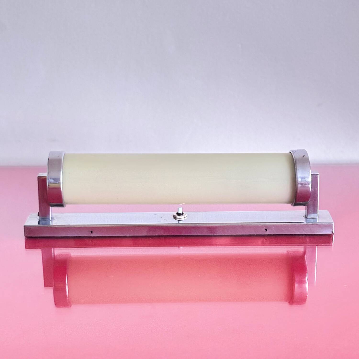 Functionalist wall lamp