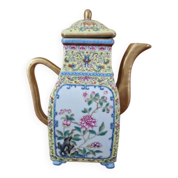 China - Porcelain teapot from the Rose Family, Qianlong Mark, 20th century