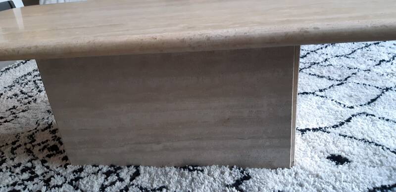 Table basse en travertin beige clair polie.