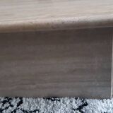Table basse en travertin beige clair polie.