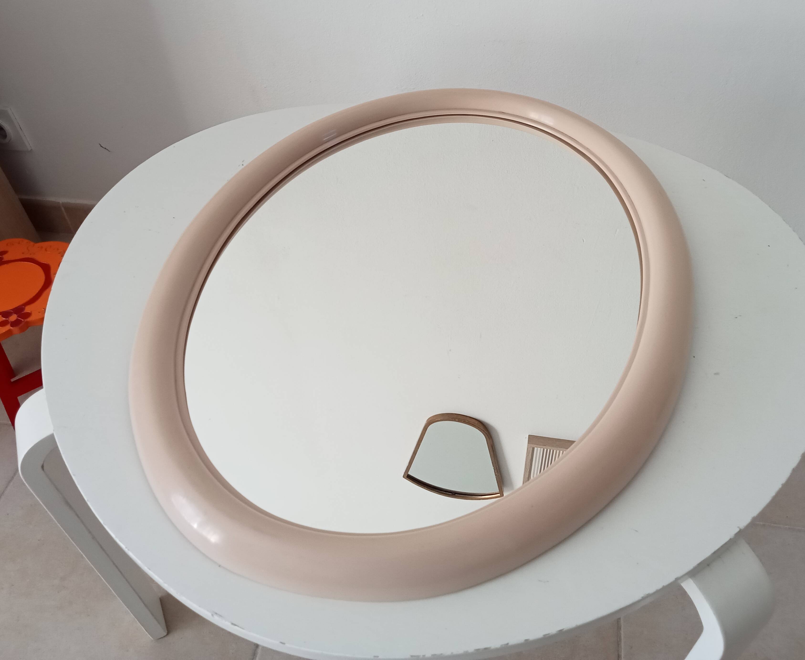 Vintage oval mirror from the 70s.