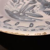 Ancienne assiette en faience émaillée / Décor floral bleu