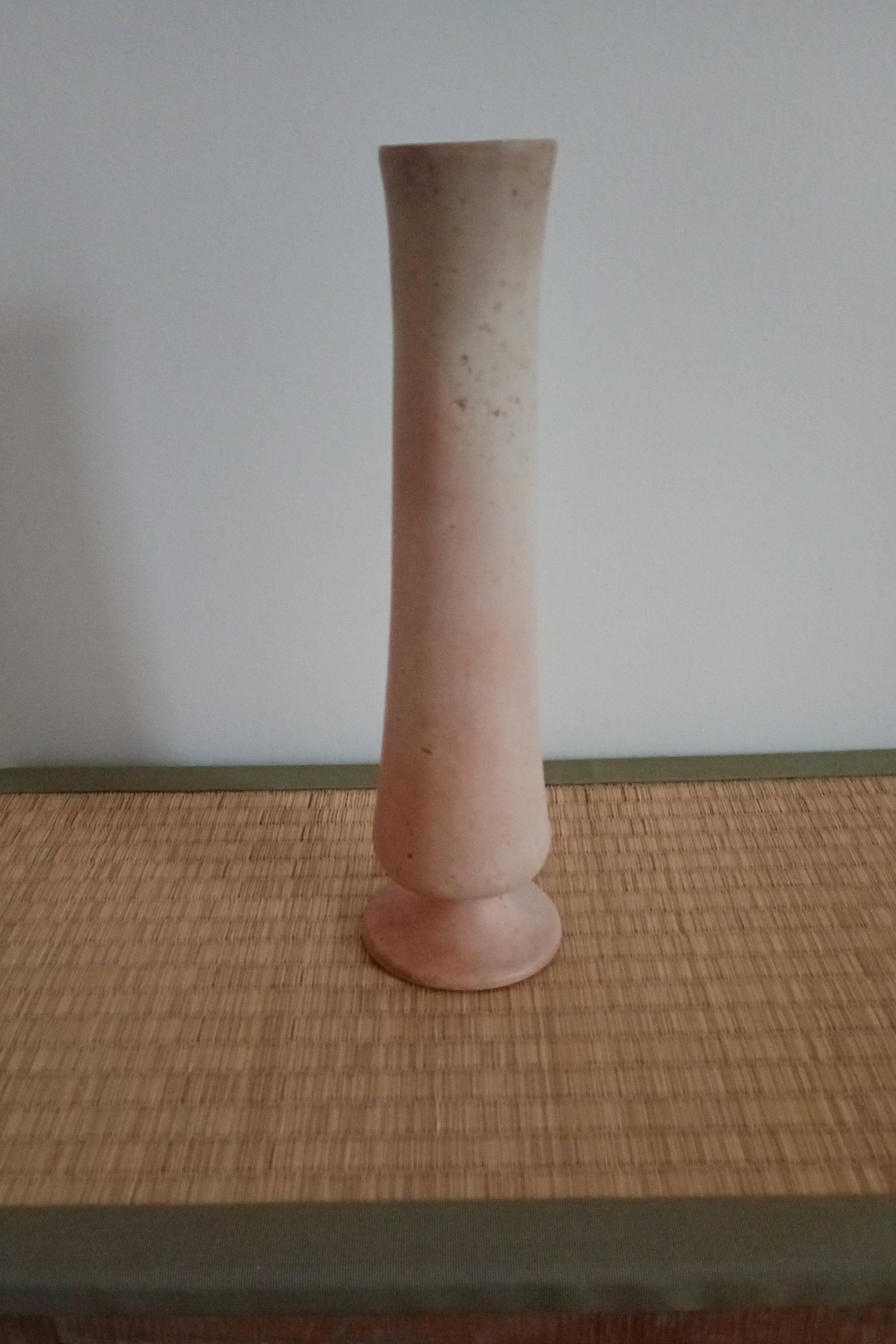 Vase haut en pierre sculptée rose-beige