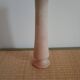 Vase haut en pierre sculptée rose-beige