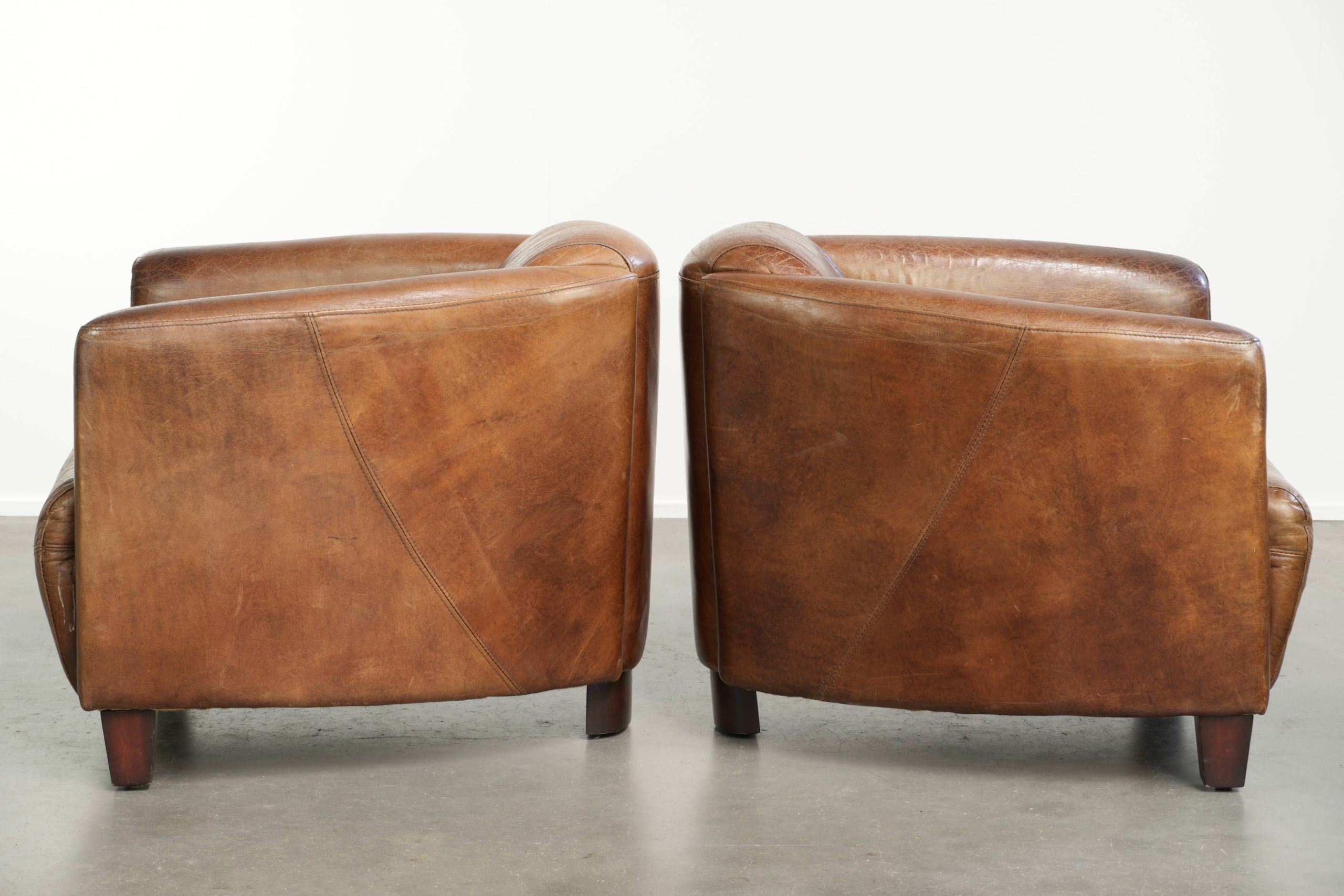 Ensemble de deux fauteuils aviateur vintage en cuir de vachette grainé.
