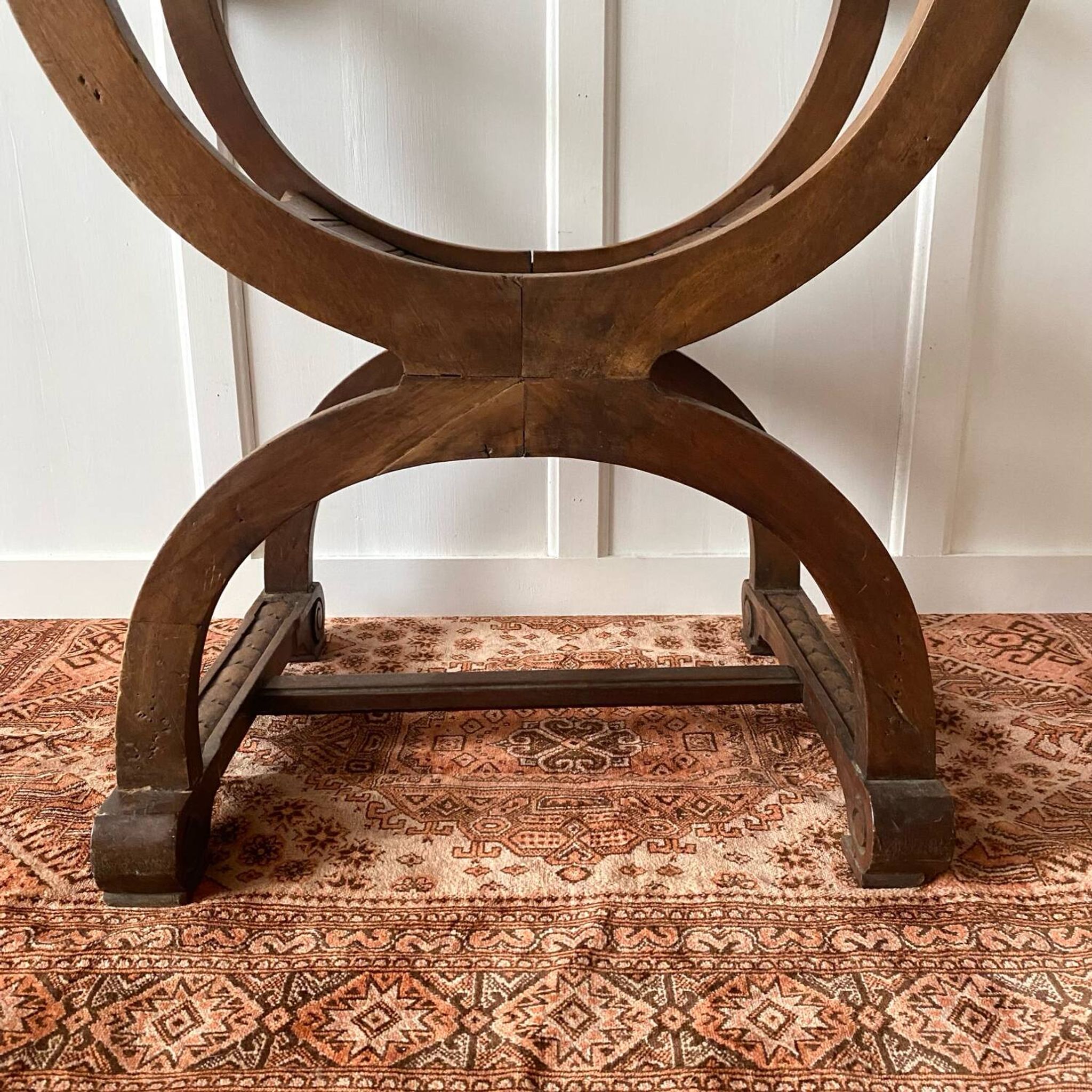 Fauteuil Dagobert en bois sculpté