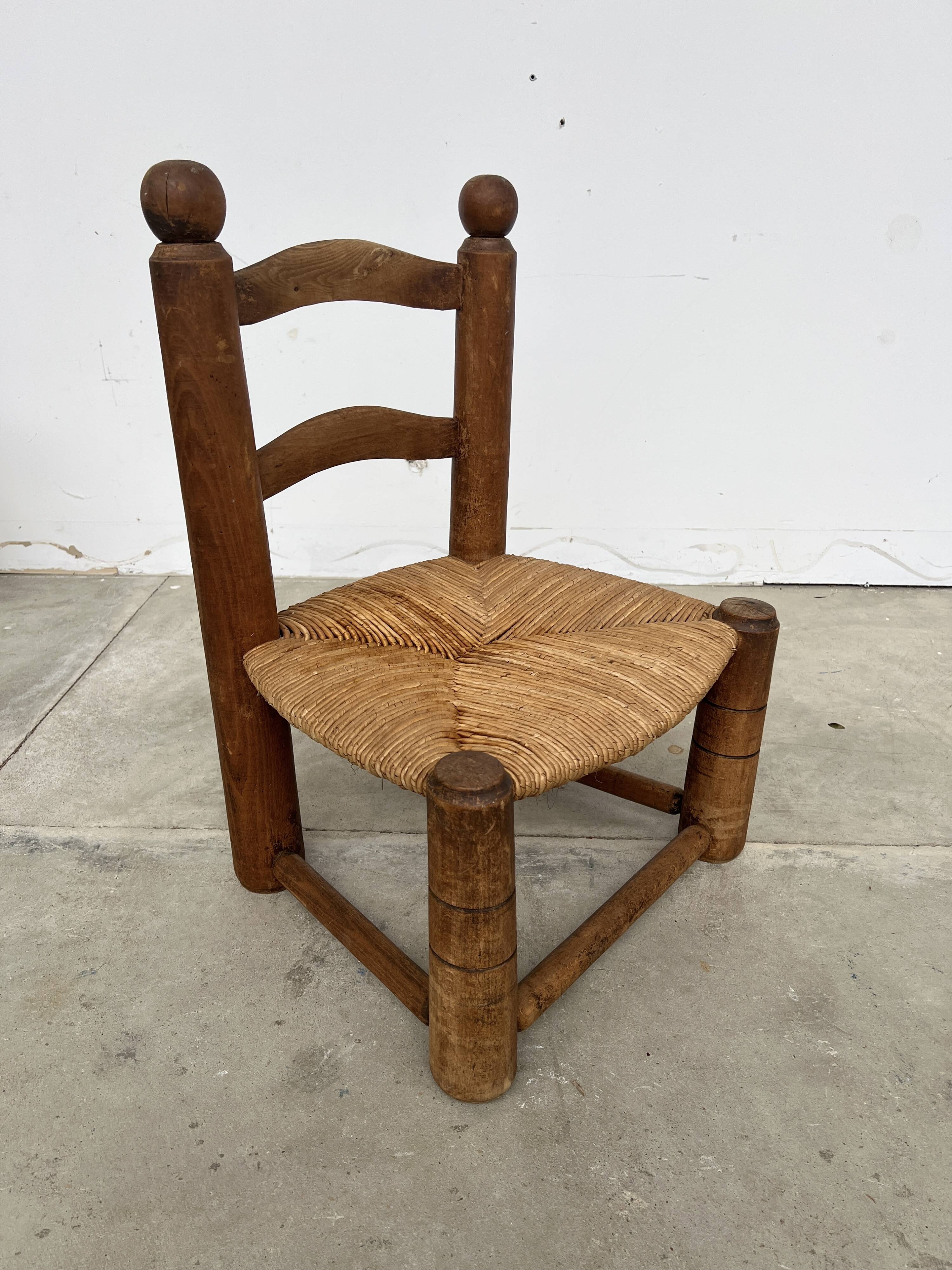Brutalist chair in wood and straw