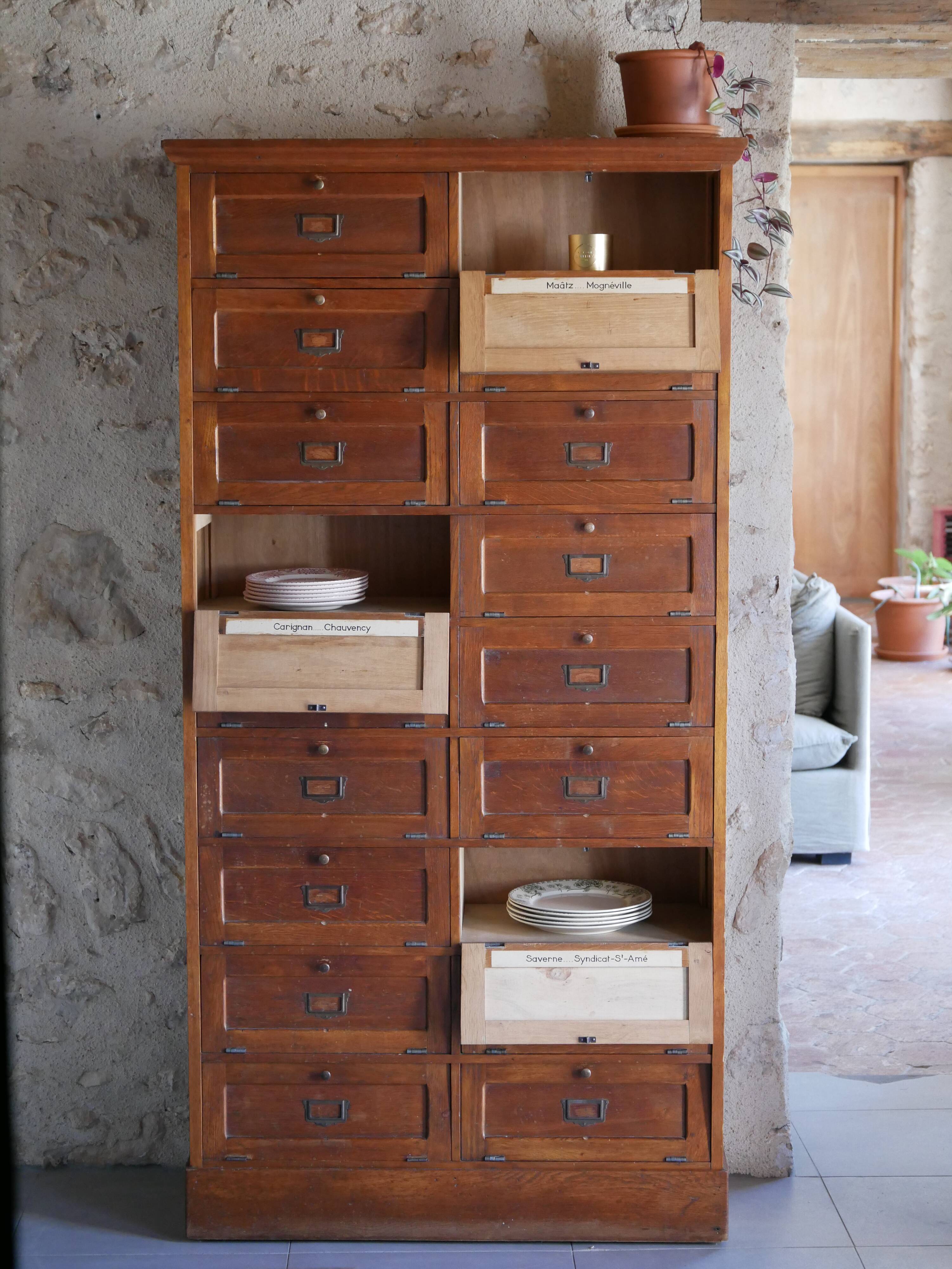 Notary's furniture with clamshells