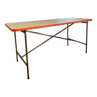 Table en linoléum, pieds en acier