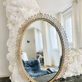 Oval mirror in gold metal