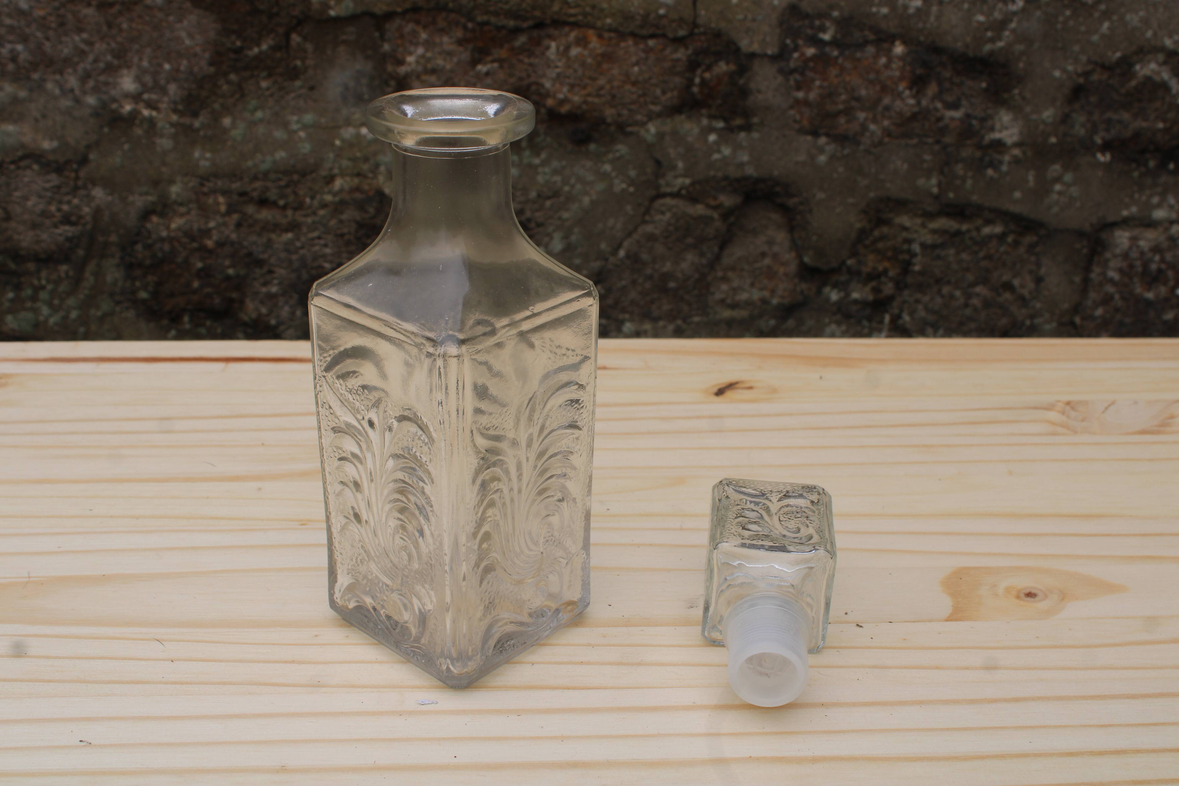 Carafe in chiseled glass