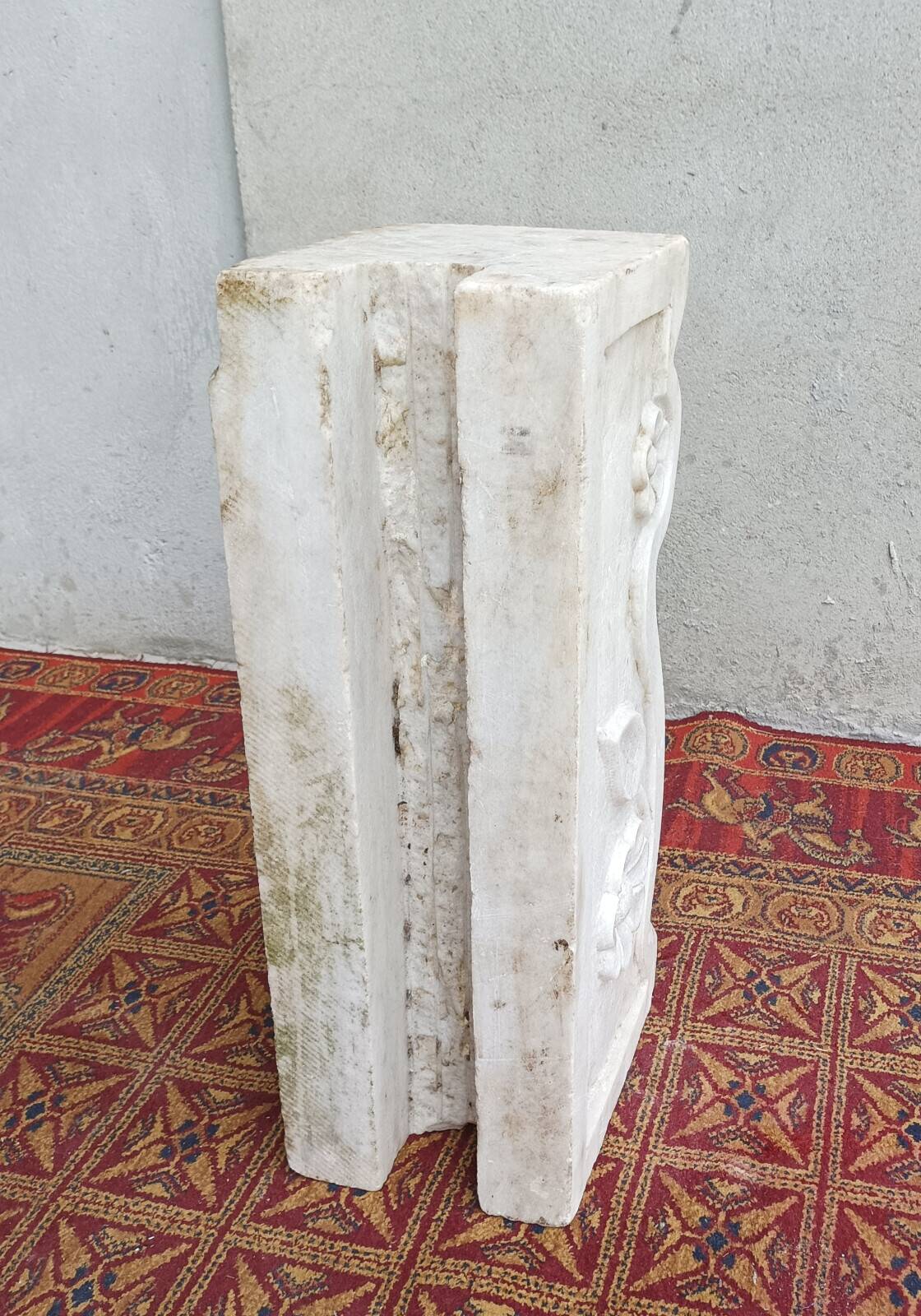 Column pedestal in sculpted Carrara marble
