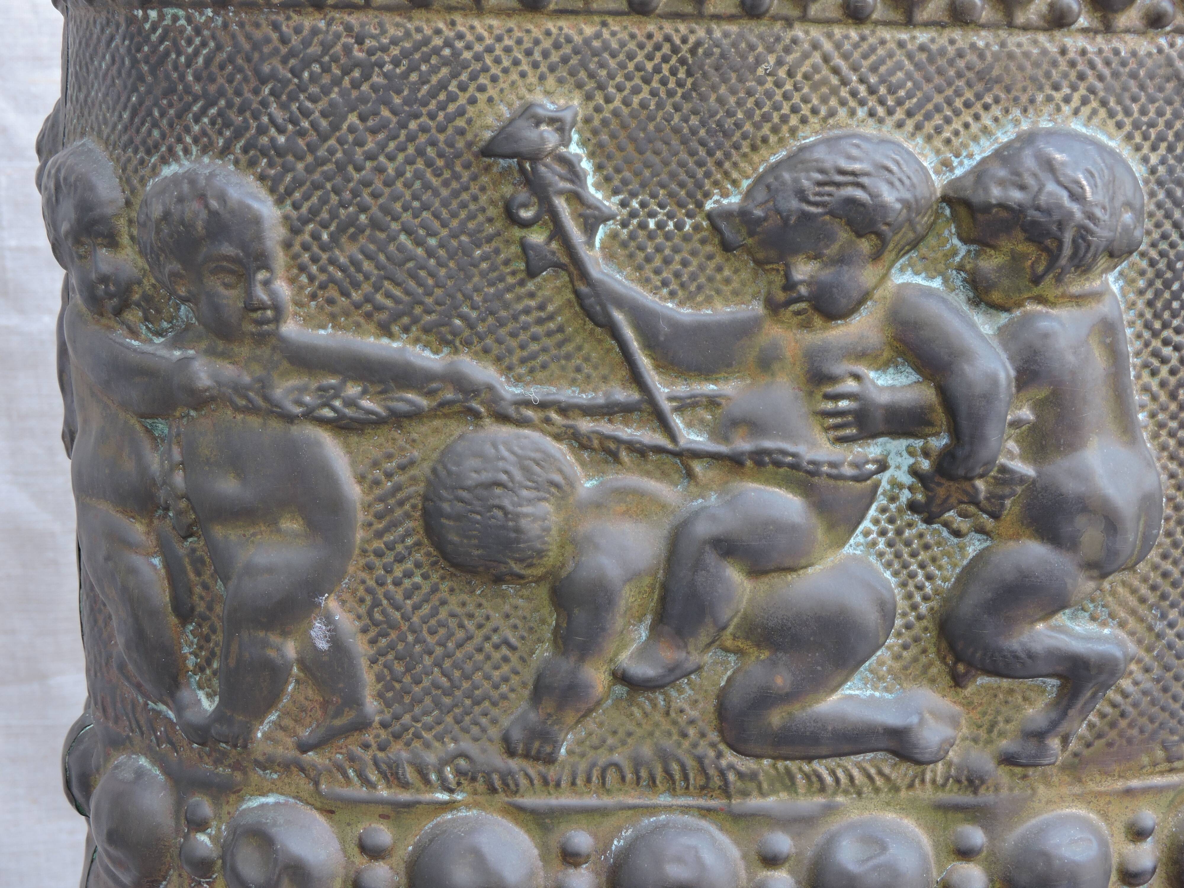 UMBRELLA HOLDER in copper with decoration in repelled CHERUBIN PUTTI ANGELOT, copperware XIX th century