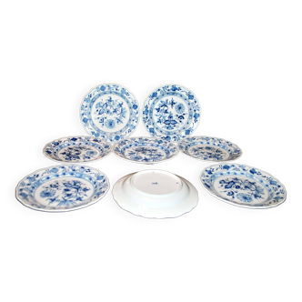 Set of 8 MEISSEN porcelain dessert plates with blue onion bulb decoration, 20th century.