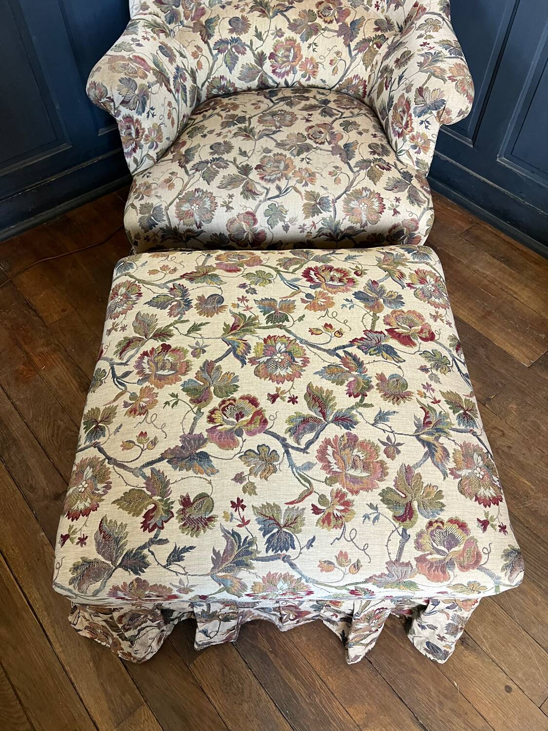 Armchair with pouf, cozy