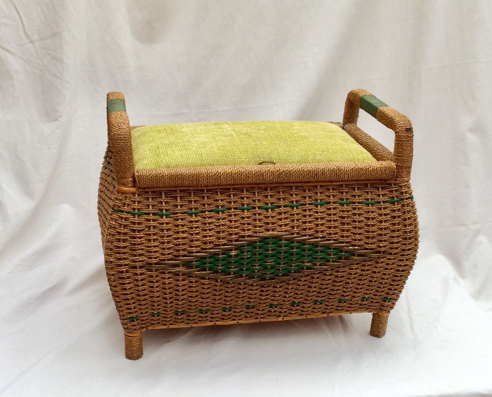 Playing box with two handles towards 1960s dimension: height -46.5cm- width -60cm-Pr-37