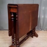 Drop-leaf table called get leg