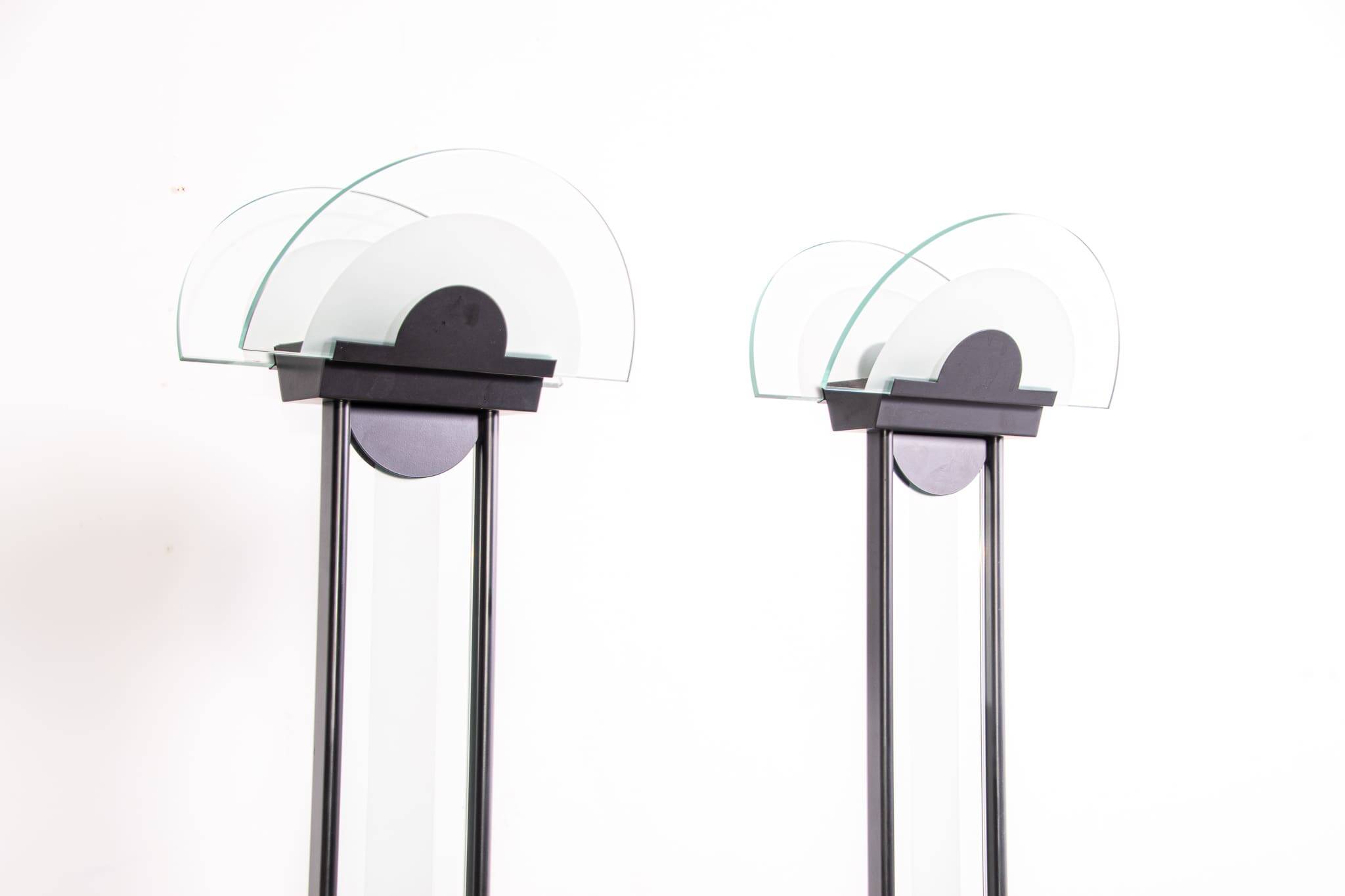 Ensemble de lampadaires en verre dépoli de style Memphis. Vers 1980.