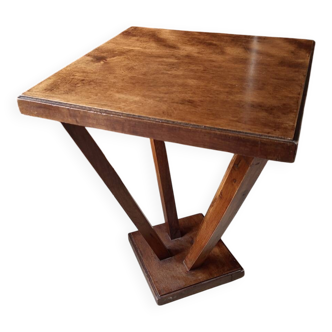 Pedestal table