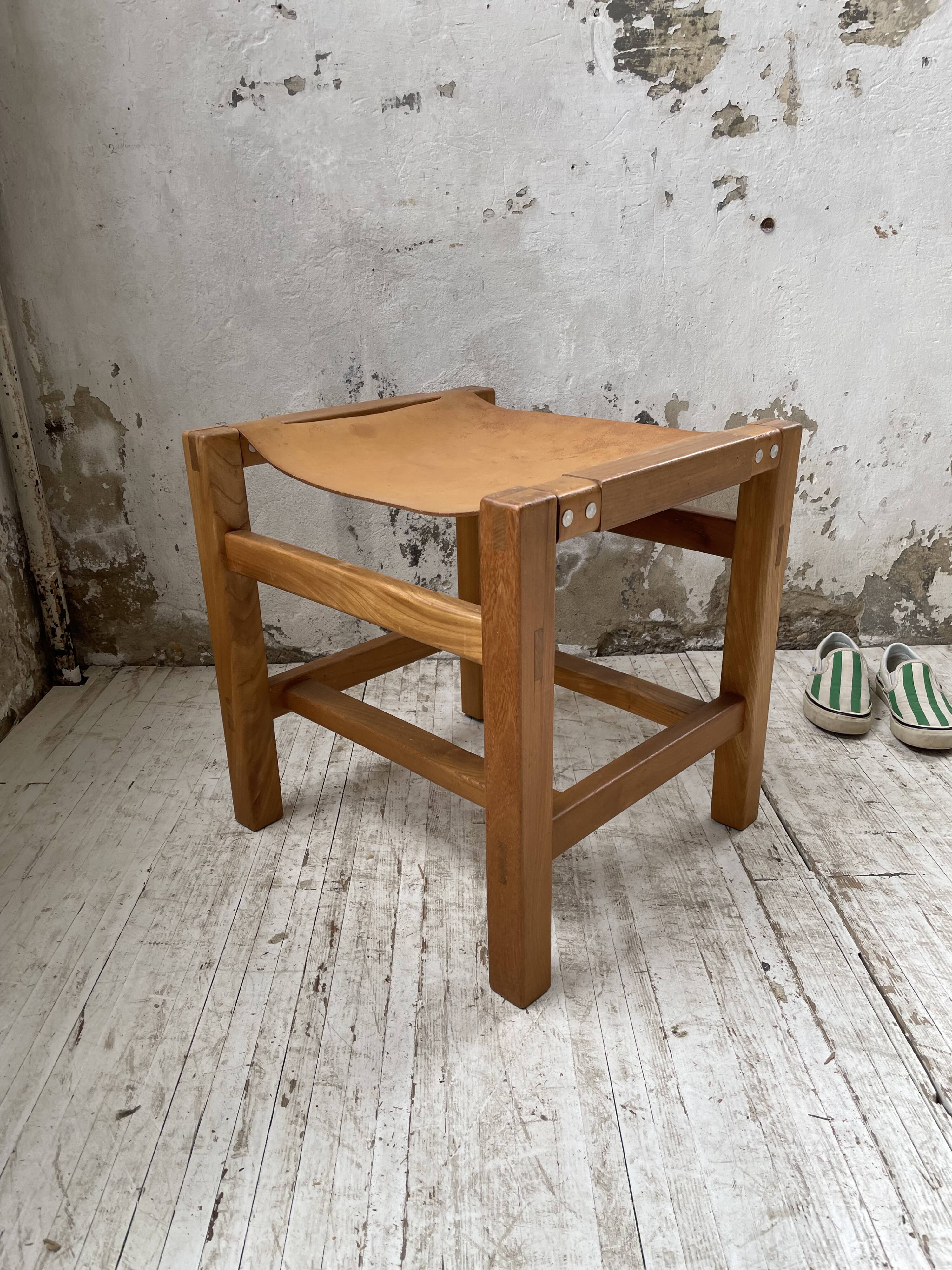 Solid elm and leather stool Maison Regain