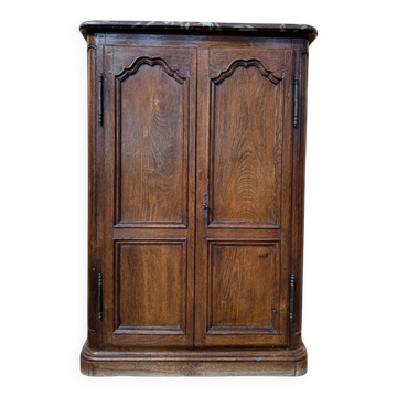 Armoire à plinthe – Style Louis XIV – Chêne massif et marbre d'origine